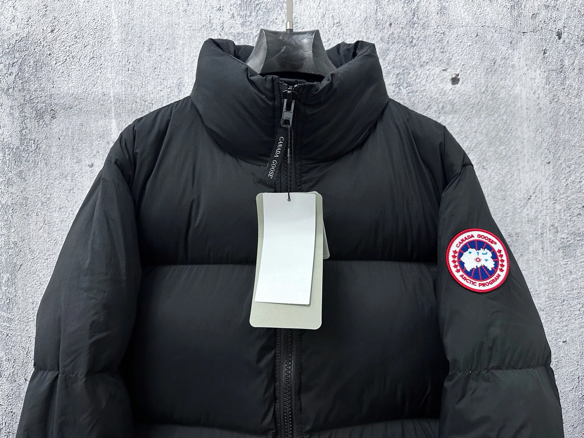 【Canada gooes】Large Goose Sleeve Stand Collar Down Jacket The Lawrence Down Jacket provides essential protection for everyday adventures. Delicately soft fabric, this is a water-repellent fabric that is soft to the touch yet durable. Filled with extremely fluffy white duck down. This piece has a quilted body and structured down. Padded collar and reflective double-stripe grip tape. Extended hem and tucked-in inner rib-knit cuffs. Size:XS-2XL